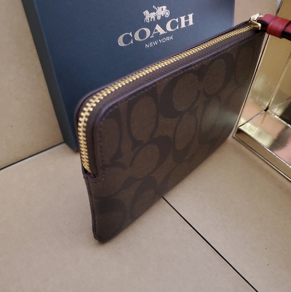 ✅❗️{NEW WITH TAGS}❗️●COACH BOXED WRISTLET ✅ - Picture 4 of 11